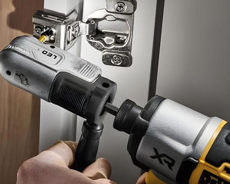 Как подсветить саморез: DeWalt выпустила новый угловой адаптер со LED
