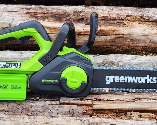 Зачем бензиновая, когда есть аккумуляторная? Обзор цепной пилы Greenworks G40CS30II с шиной 12 дюймов (30 см)