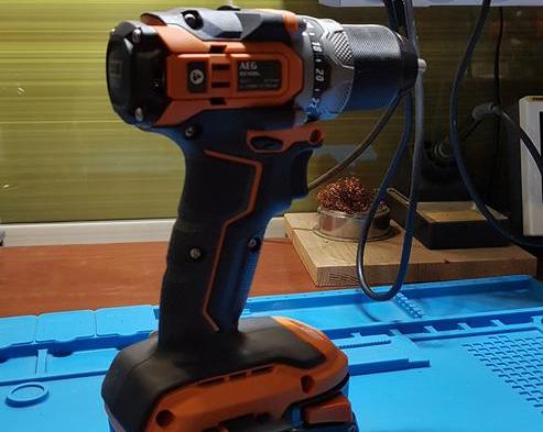 Шуруповерт AEG BS18SBL